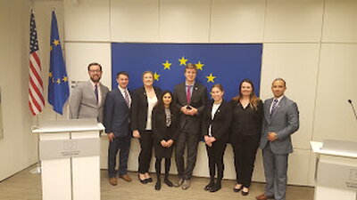 Participants of DC Study Tour in front of EU flag and US flag