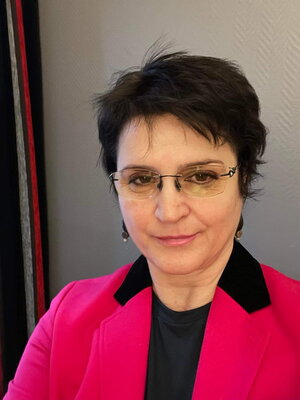 Picture of Zsuzsanna, a woman with short dark hair.